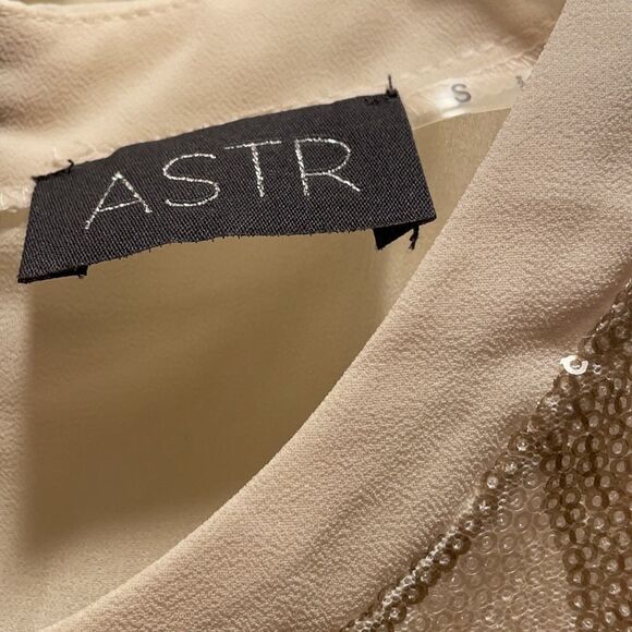 ✨ASTR Cream & Gold Chevron Sequin Sleeveless Top - Picture 2 of 5
